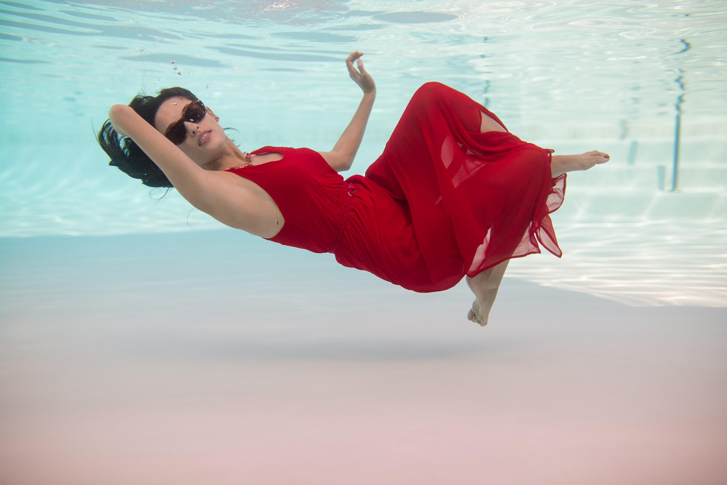 Hard Rock Hotel Guadalajara Zapopan Eksteriør bilde A woman floating in a swimming pool